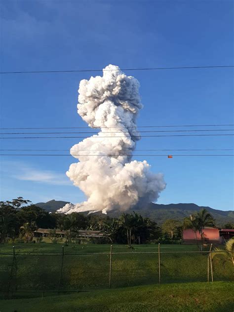 Costa Rica intensifica vigilancia sobre el volcán Rincón de la Vieja por constantes erupciones